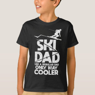 Vater beim Skifahren wie ein normaler Vater, nur v T-Shirt