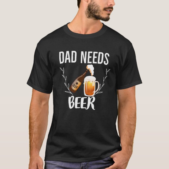 Vater braucht Bierpapa 🍺 T-Shirt (Vorderseite)