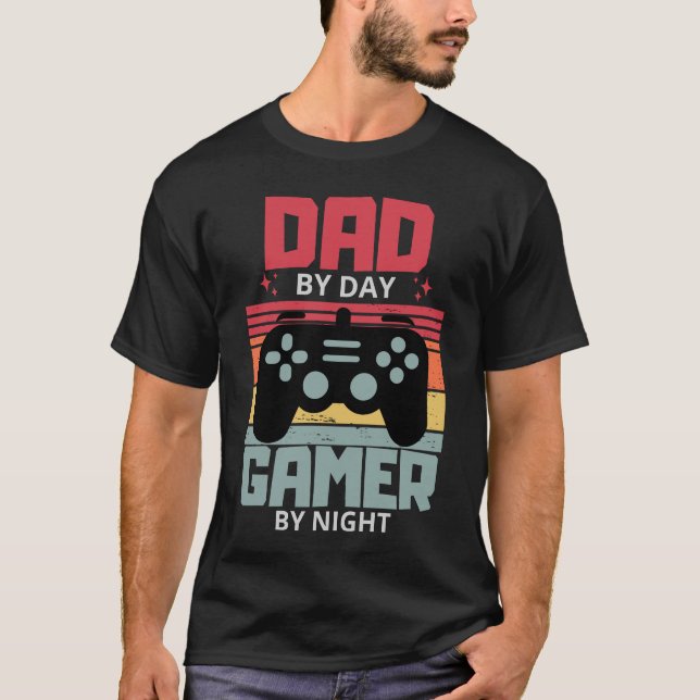 Vater by Day Gamer by Night Fanners Day T-Shirt (Vorderseite)