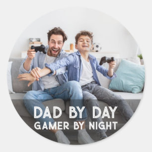 Vater by Day Gamer by Night Son and Vater Vatertag Runder Aufkleber