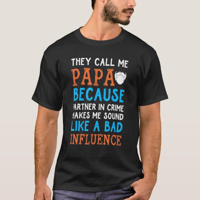 Vater, den sie mir Papa nennen, weil sie Verbreche T-Shirt (Vorderseite)