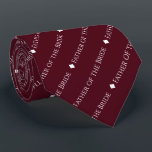 Vater der Braut wiederholt weißen Text Burgund Krawatte<br><div class="desc">Diese bordeauxfarbene Krawatte ist das perfekte Accessoire für den Vater der Braut bei Ihrer Hochzeit. Es zeichnet sich durch ein schlichtes und dennoch elegantes Textedesign aus, mit dem Wort "Vater der Braut" in einem ausgeklügelten, ganz in Hauptstadt weißen Schriftart. Kleine Diamanten trennen den Text und verleihen der Krawatte ein stilvolles...</div>