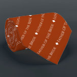 Vater der Braut Wiederholungstext auf Rostorn Krawatte<br><div class="desc">Diese rostorange oder gebrannte, nackenfarbene Krawatte ist das perfekte Accessoire für den Vater der Braut bei Ihrer Hochzeit. Es zeichnet sich durch ein schlichtes und dennoch elegantes Textedesign aus, mit dem Wort "Vater der Braut" in einem ausgeklügelten, ganz in Hauptstadt weißen Schriftart. Kleine Diamanten trennen den Text und verleihen der...</div>