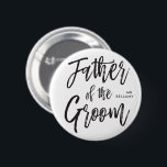 Vater der Skript-Art-kundenspezifischen Hochzeit Button<br><div class="desc">Machen Sie den Vater von den Bräutigamgefühlextrakosten,  die mit diesem kundenspezifischen extravaganten Skriptknopf geschätzt werden.

Er kennzeichnet die Wörter "Vater des Bräutigams" in einem eleganten Skriptarttext. Ist in der Nähe eine Stelle für seinen Namen oder Initialen.</div>