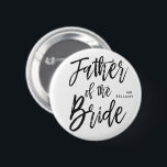 Vater der Skript-Art-kundenspezifischen Hochzeit Button<br><div class="desc">Machen Sie den Vater von den Brautgefühlextrakosten,  die mit diesem kundenspezifischen extravaganten Skriptknopf geschätzt werden.

Er kennzeichnet die Wörter "Vater der Braut" in einem eleganten Skriptarttext. Ist in der Nähe eine Stelle für seinen Namen oder Initialen.</div>