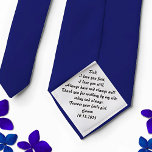 Vater des Brautgeschenks von Bride Krawatte<br><div class="desc">Erinnern Sie sich an Ihren Hochzeitstag an den verliebten Kleinen, den er einst war, indem Sie ihm diese personalisierte Brautvater-Krawatte mit einer personalisierten Botschaft mit Ihrem Namen und Ihrem Hochzeitsdatum geben. Geben Sie den Namen und das Datum ein, das in einem benutzerdefinierten Bereich gedruckt werden soll. Erstaunen Sie ihn auch...</div>