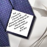 Vater des Brautgeschenks von Bride Krawatte<br><div class="desc">Erinnern Sie sich an Ihren Hochzeitstag an den zauberhaften Kleinen, den er einst war, indem er ihm diese personalisierte Brautvater-Krawatte mit einer personalisierten Botschaft mit Ihrem Namen und Ihrem Hochzeitsdatum gab. Geben Sie den Namen und das Datum ein, das in einem benutzerdefinierten Bereich gedruckt werden soll. Erstaunen Sie ihn auch...</div>