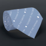Vater des gegrillten weißen Textes auf hellblau Krawatte<br><div class="desc">Diese lustige hellblaugraue Krawatte ist das perfekte Accessoire für den Vater des Bräutigams bei Ihrer Hochzeit. Es zeichnet sich durch ein schlichtes und dennoch elegantes Design aus, mit dem Wort "Vater des Bräutigams", das in einem ausgeklügelten, ganz in Hauptstadt weißen Schriftart geschrieben ist und in einem diagonalen Muster mit Diamanttrennern...</div>