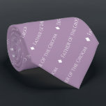 Vater des gegrillten weißen Textes auf Lavendel Krawatte<br><div class="desc">Dieser lustige Lavendel oder leichte lila Halsband ist das perfekte Accessoire für den Bräutigam bei Ihrer Hochzeit. Es zeichnet sich durch ein schlichtes und dennoch elegantes Design aus, mit dem Wort "Vater des Bräutigams", das in einem ausgeklügelten, ganz in Hauptstadt weißen Schriftart geschrieben ist und in einem diagonalen Muster mit...</div>