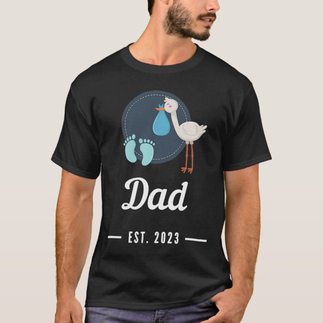 Vater EST 2023 Niedliche Storchlieferung T-Shirt (Vorderseite)