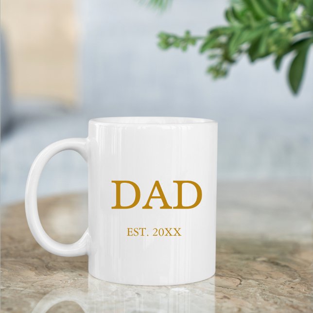Vater Est. Datum mit Kindernamen Gold-Script Kaffeetasse (Von Creator hochgeladen)