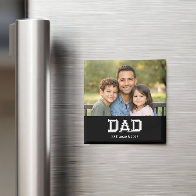 Vater etablierte Foto Moderne Typografie Geschenk Magnet (Dad Established design with sports style "DAD" typography and the years he became a dad underneath.)