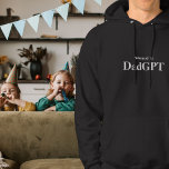 Vater Funny Birthday - Powered by DadGPT - Ai Joke Hoodie<br><div class="desc">Feiern Sie mit dem "powered by DadGPT" Hoodie die ultimative Vati-Energie! Ideal für Väter, die die Show mit scharfem Witz, unendlicher Weisheit und einem aufgeladenen Gefühl von Spaß führen, das von Intelligenz auf KI-Ebene inspiriert wird. Egal, ob Sie Familie, Arbeit jonglieren oder einfach nur den Papa erschlagen wollen, dieser Hoodie...</div>