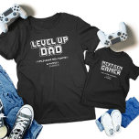 Vater für Level-Up-Gamer - Nachfolgerversion des N Kleinkind T-shirt<br><div class="desc">Feiern Sie mit unseren "Gamer Vater & Next Gen Player" passenden T - Shirt die ultimative Gaming-Anleihe! Mit den Retro-Designs "Level Up Vater" und "Next Gen Gamer" sind diese Shirts perfekt für den Vatertag, Geburtstage oder jede Spielveranstaltung. Zeigen Sie Ihre gemeinsame Leidenschaft mit fett formatierten Grafiken. Ideal für Gamer-Väter und...</div>