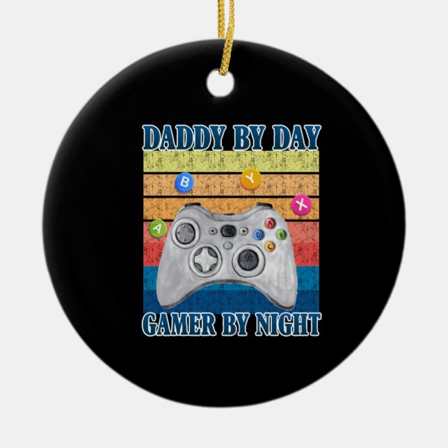 Vater-Geschenk | Daddy By Day Gamer By Night Keramik Ornament (Vorne)