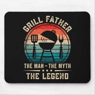 Väter grillen beim Grillen von BBQ-Fleisch mit Rau Mousepad