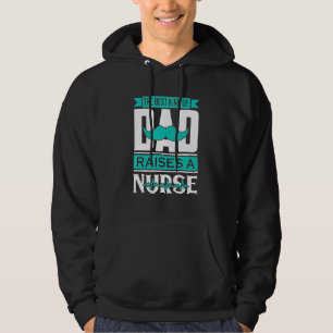 Vater hebt Krankenschwester auf Hoodie