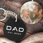 Vater im Jahr Vater der neuen Baby-Foto Schwarz Schlüsselanhänger<br><div class="desc">Schlüsselanhänger mit dem Text "Vater" in einem modernen Schriftart mit dem besten Jahr unten. Auf der Rückseite befindet sich eine anpassbare Bildvorlage. Die Standardfarben sind schwarz und weiß,  aber alle Farben können im Designwerkzeug angepasst werden.</div>