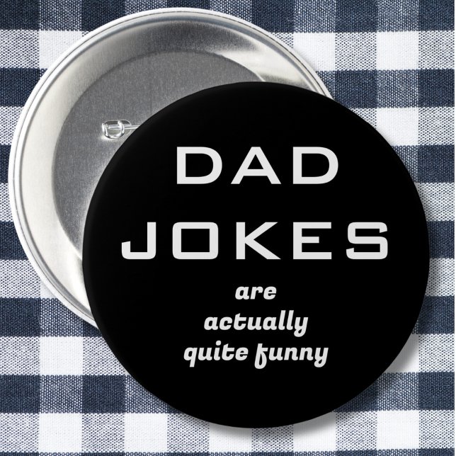 Vater Jokes Spaß Schwarz-Weiß Button (A humorous button badge with caption 'Dad jokes are actually quite funny' in white text on black)