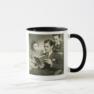 Vater liest seinem Sohn vor Tasse