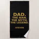 Vater Man Myth Legend Funny Zitat Personalisiert Strandtuch<br><div class="desc">Fügen Sie etwas Spaß zu Ihrem Papa's Tag mit diesem Vater Man Myth Legend Funny Zitat Black Personalisiert Beach Handtuch. Es ist auf einem individuell gestaltbaren schwarzen Badetuch eingerichtet. Der Ausdruck ist "Vater der Mann der Mythos der Legende" in der Goldtypografie. Der Name des Vaters liegt unter dem Text. Eine...</div>