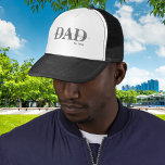 Vater mit dem Jahr der Kindsnamen Truckerkappe<br><div class="desc">Vater Trucker Hat,  wo Sie die Namen der Kleinen hinzufügen können und das Jahr,  in dem der Empfänger Vater wurde! Verfügbare Matching-Elemente. Hervorragendes Geschenk für den Tag des Vaters oder für jeden besondere Anlass.</div>
