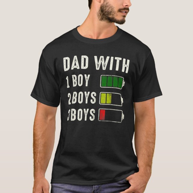 Vater mit drei Boys Akku leer Vatertag T-Shirt (Vorderseite)