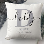Vater Monogram Elegant Script Silver Gray Kissen<br><div class="desc">Personalisiertes Kissen für einen neuen Papa oder einen altgedienten Vater, den Sie mit dem Datum, an dem sie Vater geworden sind, personalisieren können. Dieses trendige minimalistische Design hat eine Farbpalette aus silbergrauem, schwarzem und weißem Holz. Es hat einen Vater Monogramm, mit dem Anfangsbuchstaben D und dem Namen Daddy, in der...</div>