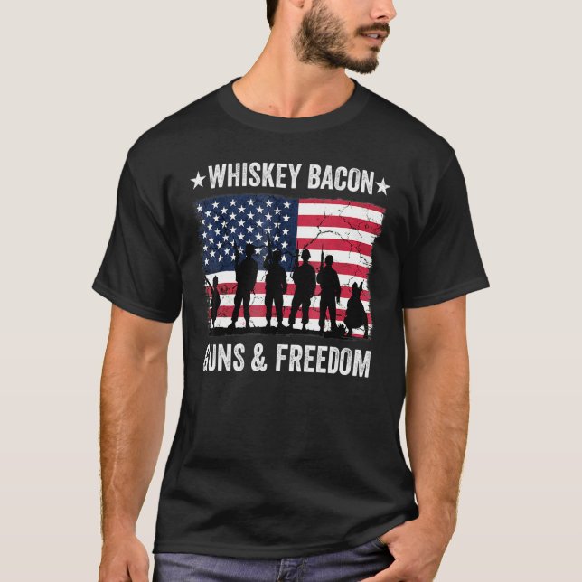 Vater Opa Veteran US Flag Whiskey Bacon Guns Fire T-Shirt (Vorderseite)