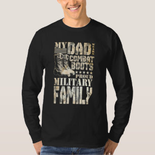 Vater trägt Kampfstiefel für eine militärische Fam T-Shirt
