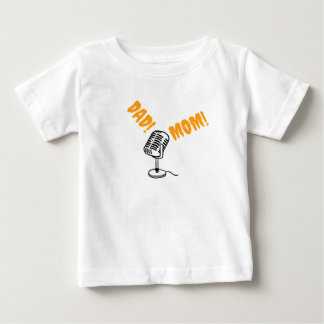 Vater und Mama auf dem Mikrofon anrufen Baby T-shirt