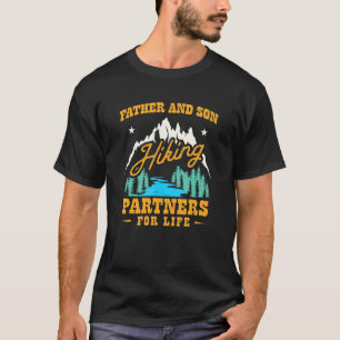 Vater und Sohn beim Wandern Lebenslange Wanderpart T-Shirt