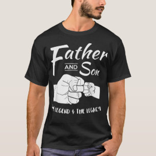 Vater und Sohn passen sich zusammen mit Legend und T-Shirt