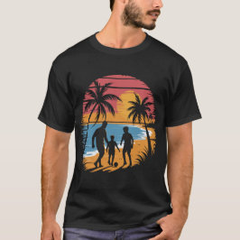 Vater und zwei Söhne spielen Fußball am Strand T-Shirt