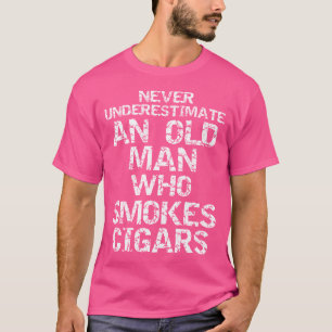 Vater unterschätzt nie einen alten Mann, der Ciga T-Shirt