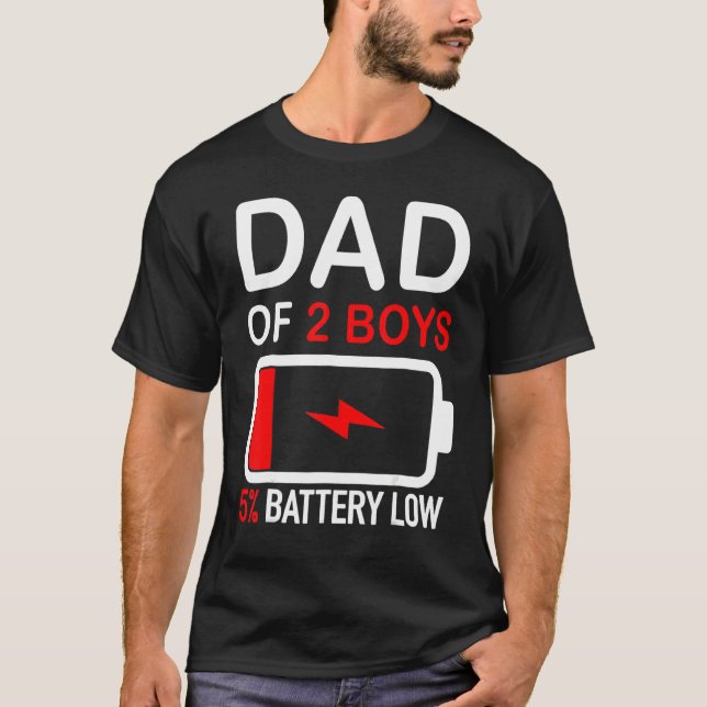 Vater von 2 Jungen 5 Batterien Niedrige Son Väter  T-Shirt (Vorderseite)