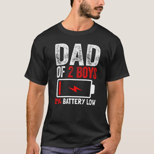 Vater von 2 Jungen Akku niedrig von Son Vathers Da T-Shirt (Vorderseite)