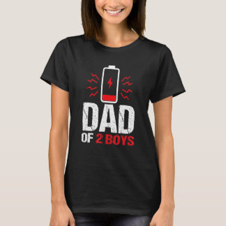 Vater von 2 Jungen mit niedrigem Akku Vater mit zw T-Shirt