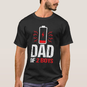 Vater von 2 Jungen mit niedrigem Akku Vater mit zw T-Shirt