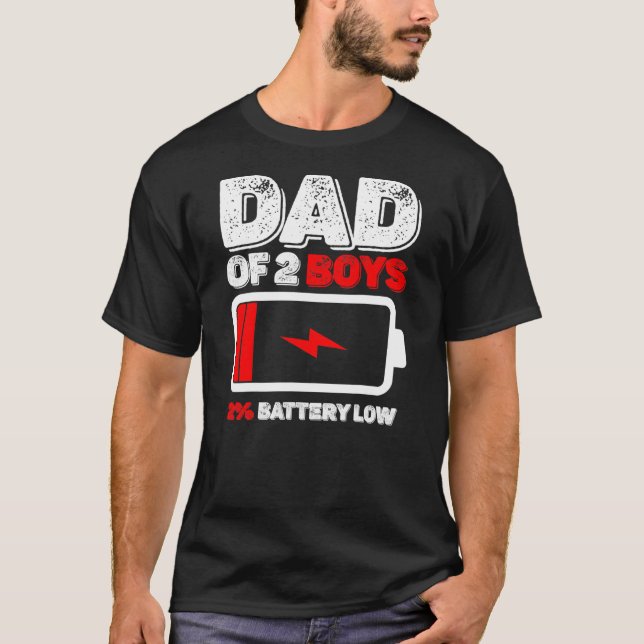 Vater von 2 zwei Jungen niedrige Batterie für den  T-Shirt (Vorderseite)