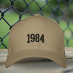 Vater zum Geburtstag, bestickter Hut, Flechtbraune Bestickte Baseballkappe<br><div class="desc">Dieses einfache Geburtshaus 1984 Vater Minimalistisch bestickter Hut, Flex Brown Wolle Cap ist perfekt für trendigen und sportlichen Papa. 🦋 HINWEIS: Der Text auf der Rückseite. 🦋 Sie können das Produkt leicht anpassen, indem Sie Ihr eigenes Jahr und Ihren eigenen Text ("Vater", "Vater"..) hinzufügen, um es ganz einzigartig zu machen....</div>