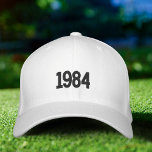 Vater zum Geburtstag, bestickter Hut, Flechtweiße  Bestickte Baseballkappe<br><div class="desc">Dieses einfache Geburtshaus 1984 Vater Minimalistisch bestickter Hut, Flexfit White Cap ist perfekt für trendigen und sportlichen Papa. 🦋: Der Text auf der Rückseite. 🦋 Sie können das Produkt leicht anpassen, indem Sie Ihr eigenes Jahr und Ihren eigenen Text ("Vater", "Vater", "Mike"..) hinzufügen, um es ganz einzigartig zu machen. Sie...</div>