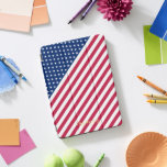 Vaterländische Rote Blaue Streifen Mit Monogramm iPad Pro Cover<br><div class="desc">Die alle amerikanischen, US Flagge, Old Glory, Star-Spangled Banner, benutzerdefinierte, personalisierte, schöne elegante Imitate Gold Typografie Skript Name Monogram / Initialen, patriotic, Amerika Fahne, mit Monogramm, cool, magnetische iPad Smart Cover, die in verschiedenen Standpositionen faltet und bietet graues Mikrofaser-Interieur, das Ihren Bildschirm schützt, und weck / Schlaf-Funktion. Geben Sie einfach...</div>