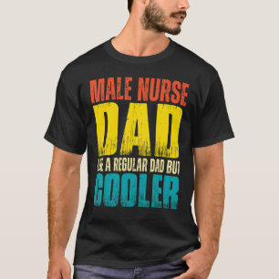 Väterlicher männlicher Krankenpfleger Wie ein no T-Shirt