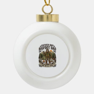 Vatertag Bigfoot Dad Shirt Woodland Papa Retro G Keramik Kugel-Ornament