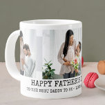 Vatertag Papa wird 3 Foto grau Jumbo-Tasse<br><div class="desc">Tasse zum personalisierten Vatertag für Papa. Diese Foto-Tasse ist minimalistisch, modern mit trendiger Schreibmaschinentypografie und einer einfarbigen Farbpalette aus Schwarz, Weiß und Grau. Die Fotovorlage ist für Sie bereit, 3 Bilder Ihrer Mutterschaftsfotografie hinzuzufügen (2x Portrait und 1x Landschaft werden am einfachsten zu bearbeiten sein). Sie können auch die Formulierung, die...</div>