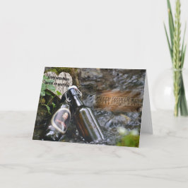 Vatertagskarte mit Bierflaschen in einem Bach Karte