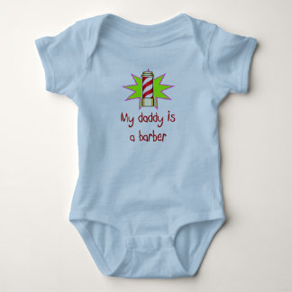 Vati ist ein Friseurbaby-T - Shirt