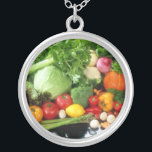 Veganes Gemüse Schmuck Pendant Necklace Grün<br><div class="desc">Veganes Gemüse Schmuck Pendant Necklace. Gemüsebilderhalskette mit farbenprächtigen Bildern von frischen Gemüse in den Farben Rot,  Grün,  Gelb und Orange. Modeschmuck mit silberner Metallkette. Tolle,  niedliche,  lustige,  grausame Geschenke für Veganer,  Vegetarier!</div>