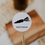 Vegetarische Wahl für Hochzeiten Runder Aufkleber<br><div class="desc">Diese vegetarischen Hochzeitsticker sind perfekt für eine rustikale Hochzeit. Das Design verfügt über ein Karottensymbol mit dem unten angegebenen Namen (optional). Halten Sie diese an der Vorder- oder Rückseite Ihrer Platzkarten fest,  damit Sie am Empfang die richtige Mahlzeit erhalten.</div>